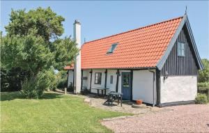 NeksøにあるAmazing Home In Nex With 2 Bedroomsの小さな白屋