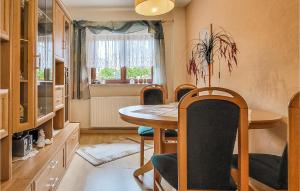 comedor con mesa, sillas y ventana en 3 Bedroom Stunning Home In Jena, en Jena
