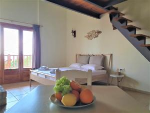 una camera con un letto e un piatto di frutta su un tavolo di Sunrise Studio Afitos ad Áfitos
