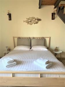 un letto con due asciugamani sopra di Sunrise Studio Afitos ad Áfitos