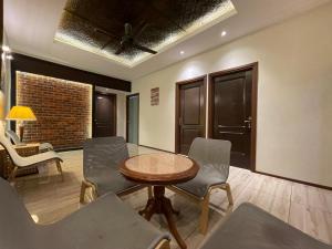 uma sala de conferências com uma mesa e cadeiras e uma parede de tijolos em Grand Lodge Langkawi em Pantai Cenang