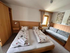 Postel nebo postele na pokoji v ubytování Gasthof Schönblick Rußbach