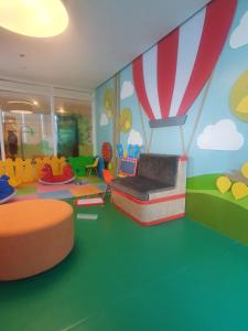 - une chambre pour enfants avec un lit et une montgolfière dans l'établissement Megaworld-Manduriao, Iloilo Lafayette, à Iloilo