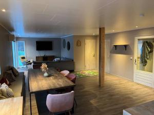 a living room with a table and a couch at Skjomen Lodge in Elvegård