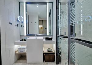 Ett badrum på Hampton by Hilton Shenzhen North Station