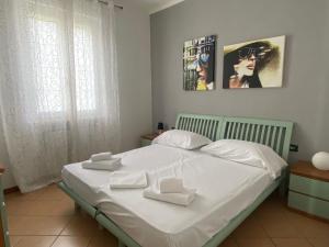 een slaapkamer met een bed met twee witte handdoeken erop bij La Dolce Vita - Private Villa with Pool in Moniga