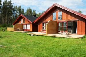 una casa de madera con una mesa de picnic en el césped en 14-Nasjonalpark, sykling, fisking, kanopadling, skogs- og fjellturer, en Trysil