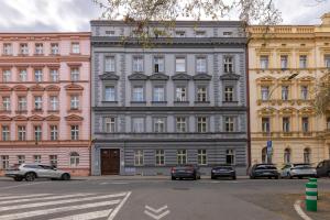un gran edificio con coches estacionados frente a él en Luxurious, charming studio perfect for couples en Praga