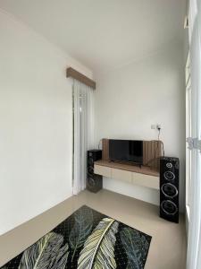 a living room with a tv and some speakers at Villa Permata Panderman 20 in Batu