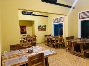 贾夫纳SP Tourist Hotel Jaffna的配有木桌椅的餐厅