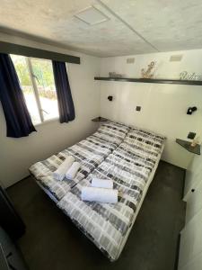 sypialnia z łóżkiem z ręcznikami w obiekcie DM mobile home w mieście Jezera