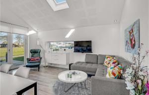 Posezení v ubytování Three-Bedroom Holiday Home In Otterup