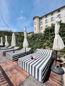 un groupe de quatre parapluies assis devant un bâtiment dans l'établissement Hotel Le Provence - Restaurant Le Styx, à La Palud-sur-Verdon