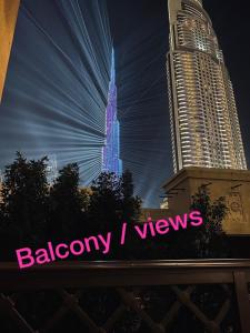 een uitzicht op de Burj Khalifa verlicht in de nacht bij Lux Burj views -Boulevard -Prime Location Downtown DUBAI in Dubai