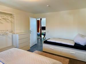 1 dormitorio con 1 cama y vestidor en Geschmackvolle Ferienwohnung in Markkleeberg, en Markkleeberg