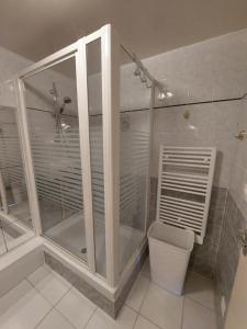 y baño con ducha y puertas de cristal. en Gîte le Chausey Mont Saint Michel en Pontorson