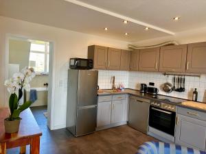 Kuchyň nebo kuchyňský kout v ubytování Geschmackvolle Ferienwohnung in Markkleeberg