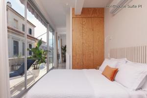 Posteľ alebo postele v izbe v ubytovaní The Marble Suites, PLAKA