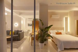 Posteľ alebo postele v izbe v ubytovaní The Marble Suites, PLAKA