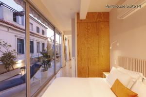 Posteľ alebo postele v izbe v ubytovaní The Marble Suites, PLAKA