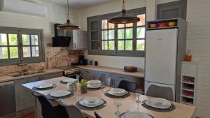 カラマタにあるVilla Armoniaのキッチン(皿、グラス付)