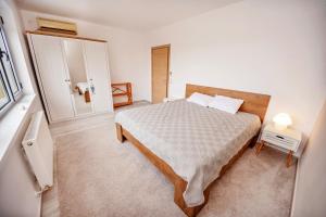 1 dormitorio con 1 cama grande y espejo en Sara Sea View Apartments - ByChoice, en Olimp