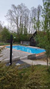 ein großer Pool mit einem Haus im Hintergrund in der Unterkunft KUĆA ZA ODMOR/PROSLAVE in Lukinić Senovec