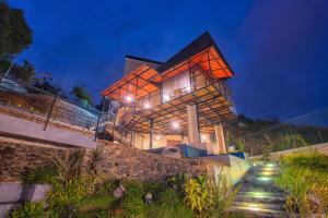 een huis op een heuvel 's nachts bij The Cubes Ella in Ella