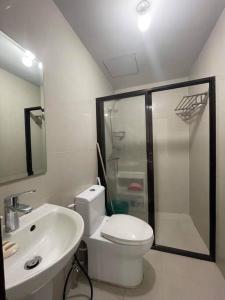 Cubao Manhattan, U 8J T D,Studio في مانيلا: حمام مع مرحاض ومغسلة ودش