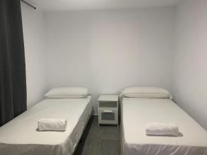 dos camas sentadas una al lado de la otra en una habitación en APTO BAHIA SUR RESERVA DE CONFIANZA, en San Fernando
