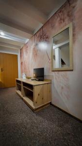 Pokój z biurkiem i lustrem na ścianie w obiekcie Willa Centrum w Supraślu