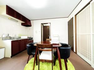 cocina con mesa y sillas en una habitación en Estate F 201, en Kamatachō