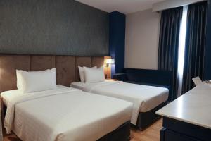 Pokój hotelowy z 2 łóżkami i biurkiem w obiekcie Nicecy NganHa Hotel w Ho Chi Minh