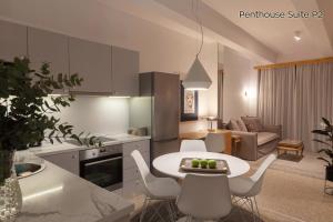 Kuchyňa alebo kuchynka v ubytovaní The Marble Suites, PLAKA