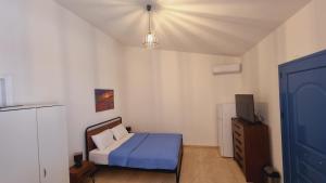 a bedroom with a bed and a tv in it at Cristina Studio Apartment in Póros Kefalonias
