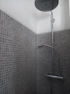 uma casa de banho em azulejo com uma cabeça de chuveiro em Appartamento a San Vito di Cadore em San Vito di Cadore