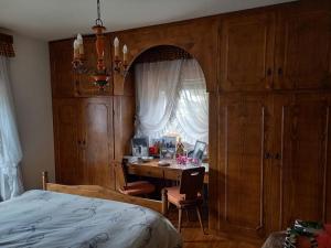 um quarto com uma secretária, uma cama e uma mesa em Appartamento a San Vito di Cadore em San Vito di Cadore