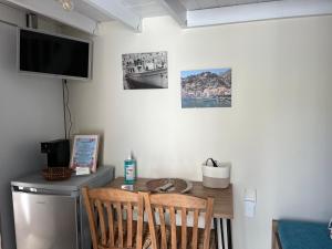 A kitchen or kitchenette at Aleminas Rooms