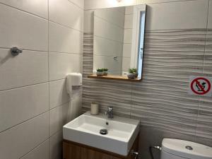 A bathroom at Aleminas Rooms
