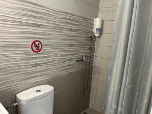 A bathroom at Aleminas Rooms
