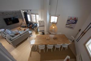 een bovenaanzicht van een woonkamer met een tafel en stoelen bij Levillenet Levi centre chalets in Levi