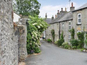 an alley in an old town with stone houses at Dove Cottage in Middleham