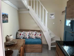 A seating area at Aleminas Rooms