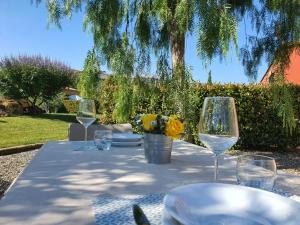 インペリアにあるReBi Villageのグラスと皿と花のテーブル