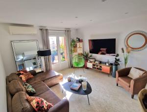 a living room with a couch and a table at Appart refait à neuf 800m port de Sanary sur Mer in Sanary-sur-Mer