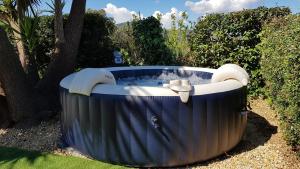 Vonkajšia záhrada v ubytovaní Rez de Villa, vue magnifique, piscine chauffée privée, spa villa Les Feuillantines
