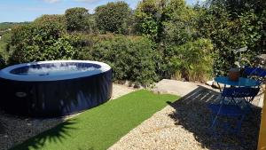 Bazén v ubytovaní Rez de Villa, vue magnifique, piscine chauffée privée, spa villa Les Feuillantines alebo v jeho blízkosti