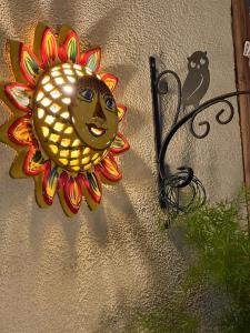 a sun sign on the side of a wall at Casa del Sol in Torre Forte