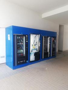 een blauwe muur met vier automaten in een kamer bij Apartamento confortable en la bahia de Alicante in Alicante