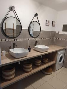 Kúpeľňa v ubytovaní Rez de Villa, vue magnifique, piscine chauffée privée, spa villa Les Feuillantines